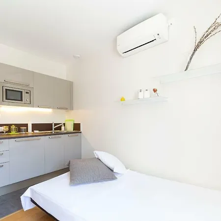 Fully Equipped Air-conditioned Studio With Views Of The Place Nationale Apartment *