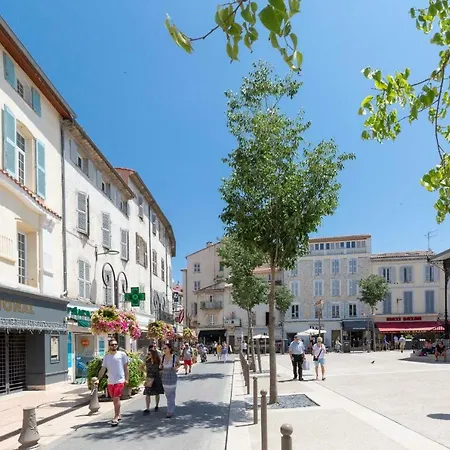 Fully Equipped Air-conditioned Studio With Views Of The Place Nationale Antibes