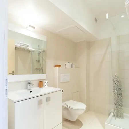 Fully Equipped Air-conditioned Studio With Views Of The Place Nationale