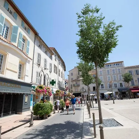 Fully Equipped Air-conditioned Studio With Views Of The Place Nationale Antibes