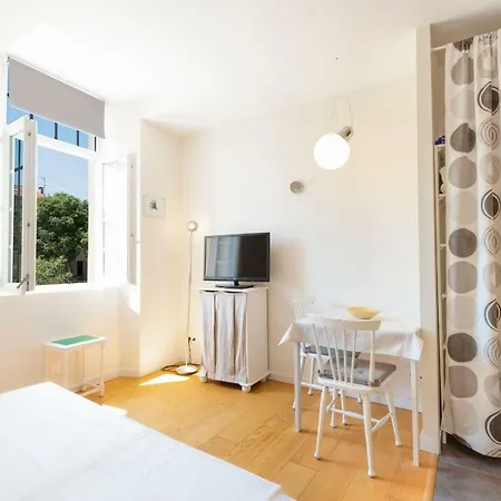 Fully Equipped Air-conditioned Studio With Views Of The Place Nationale