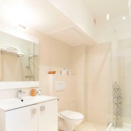 Apartment Fully Equipped Air-conditioned Studio With Views Of The Place Nationale