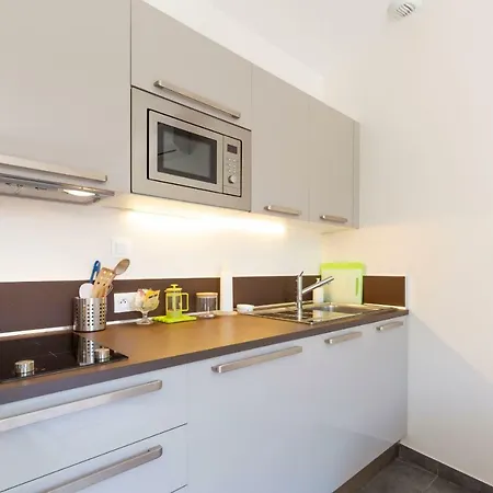 Fully Equipped Air-conditioned Studio With Views Of The Place Nationale Apartment